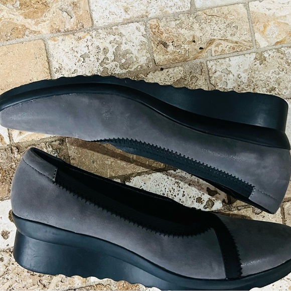 CLARKS 🆕  9 MEDIUM GREY Caddell Dash Wedge Pump in original box - Picture 10 of 11